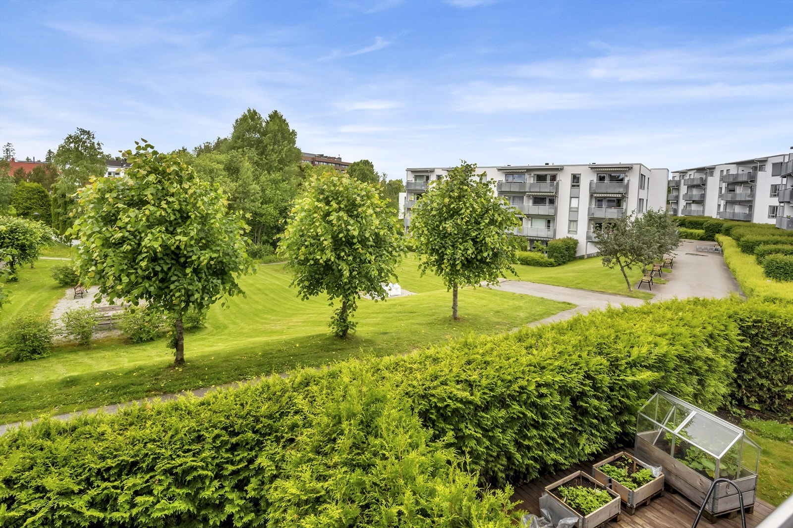 Velkommen til pen 2-roms i 2 .etasje med heis, balkong, g-plass med elbillader - dette er utsikten fra balkongen og stuen! Galleribilde