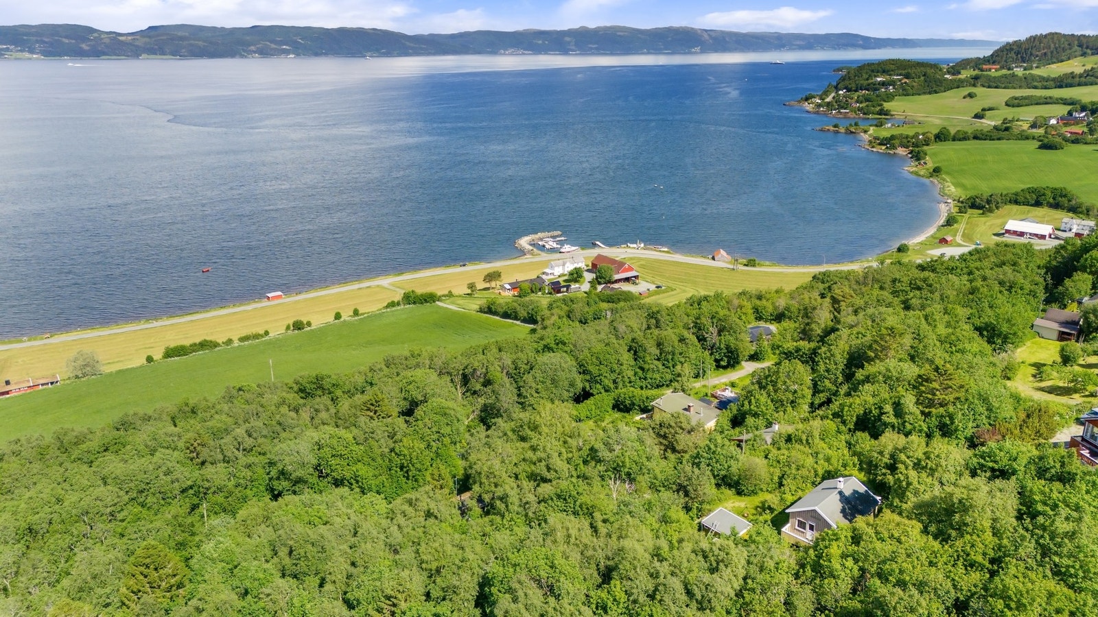 Legg merke til den korte avstanden til populære Ryestranda og Buktafjæra badeplass øverst til høyre i bilde. Galleribilde