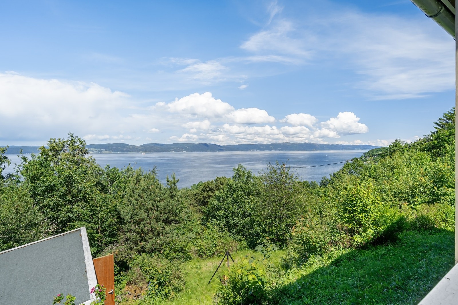 Tomten er på ca. 1,6 mål og har flott utsikt utover Trondheimsfjorden. Galleribilde
