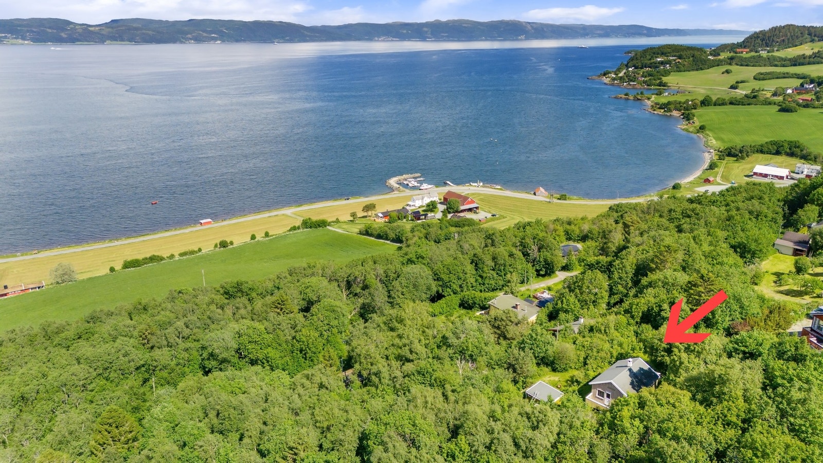 Dette er en koselig hytte med gode solforhold og stor tomt. Galleribilde