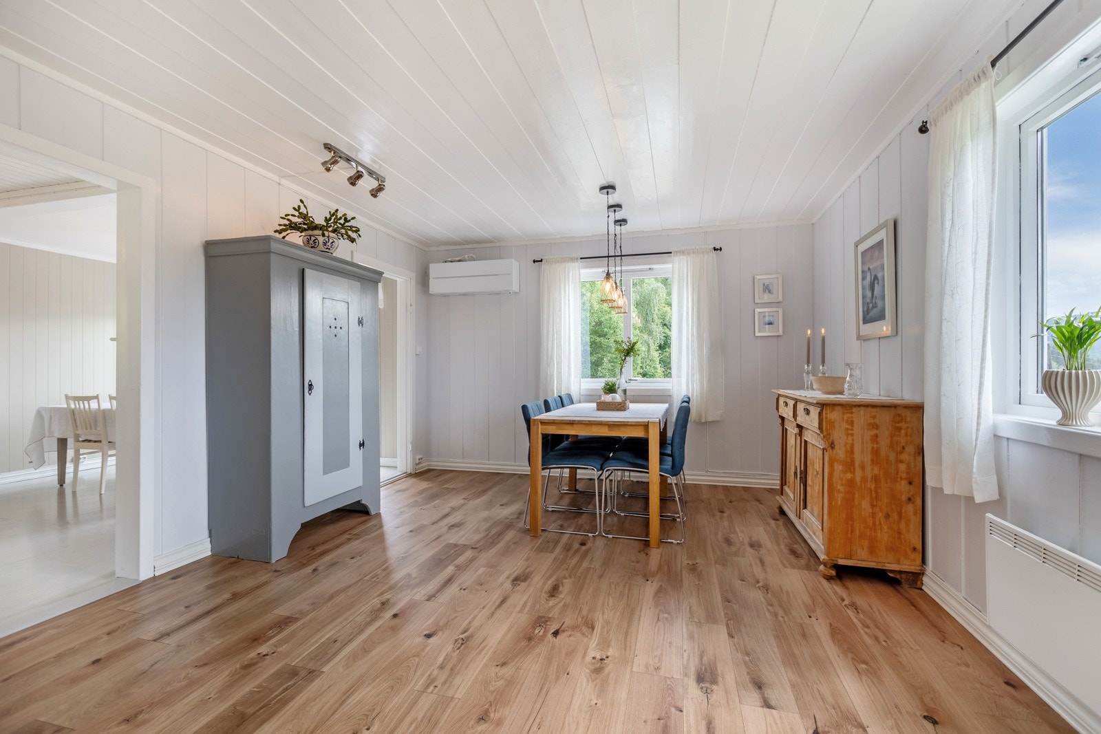 God plass til langbord rett utenfor kjøkkenet Galleribilde