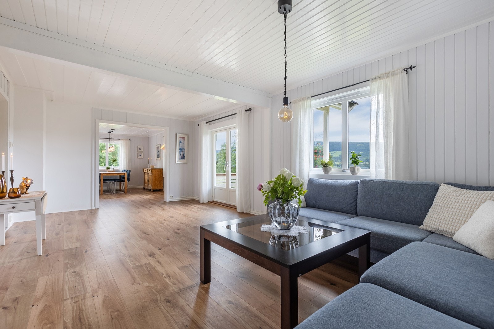 Åpen løsning mellom stue og spisestue Galleribilde