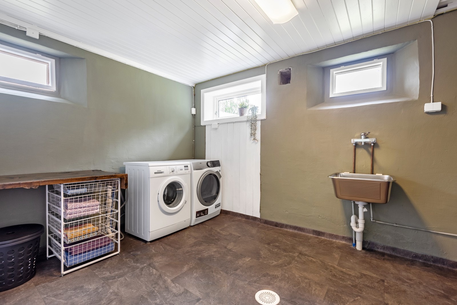 Separat vaskerom i underetasjen Galleribilde