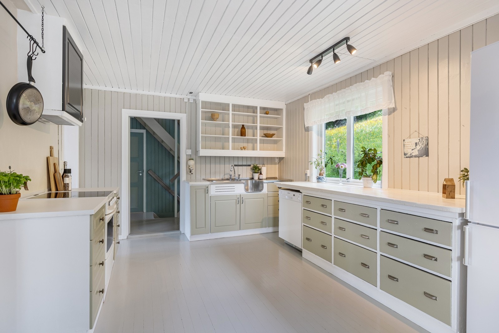 Stort kjøkken med god plass Galleribilde