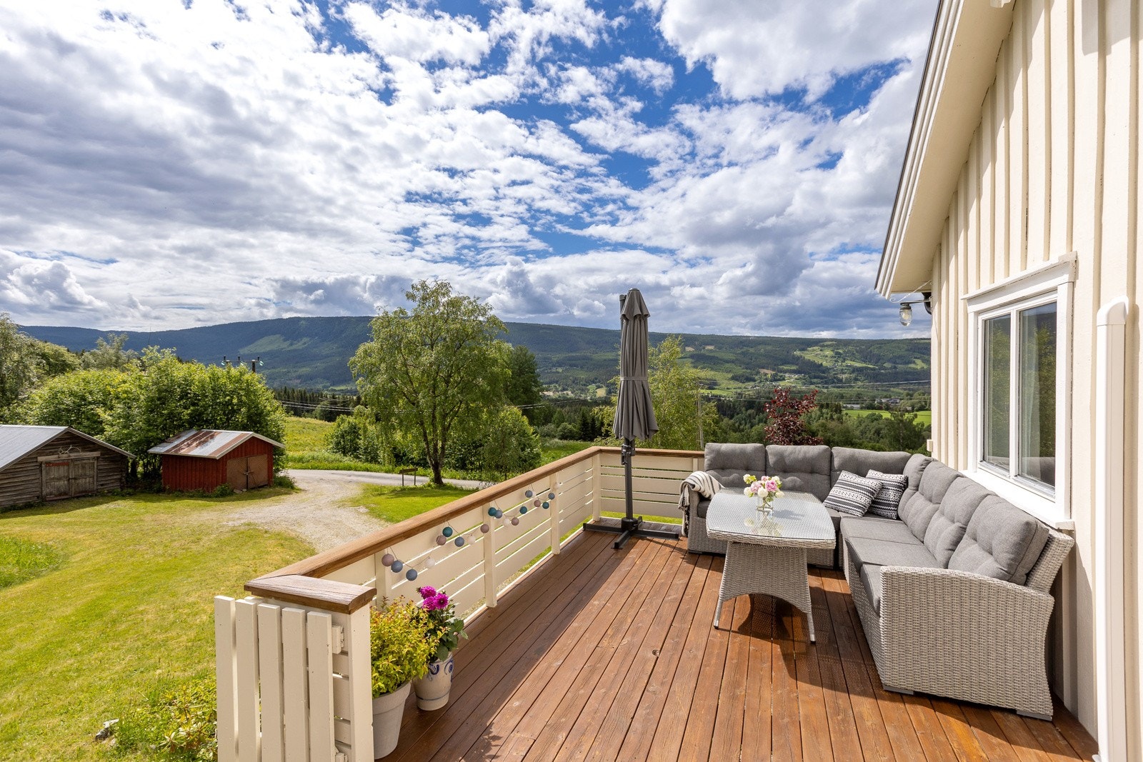 Solrik og romslig veranda Galleribilde