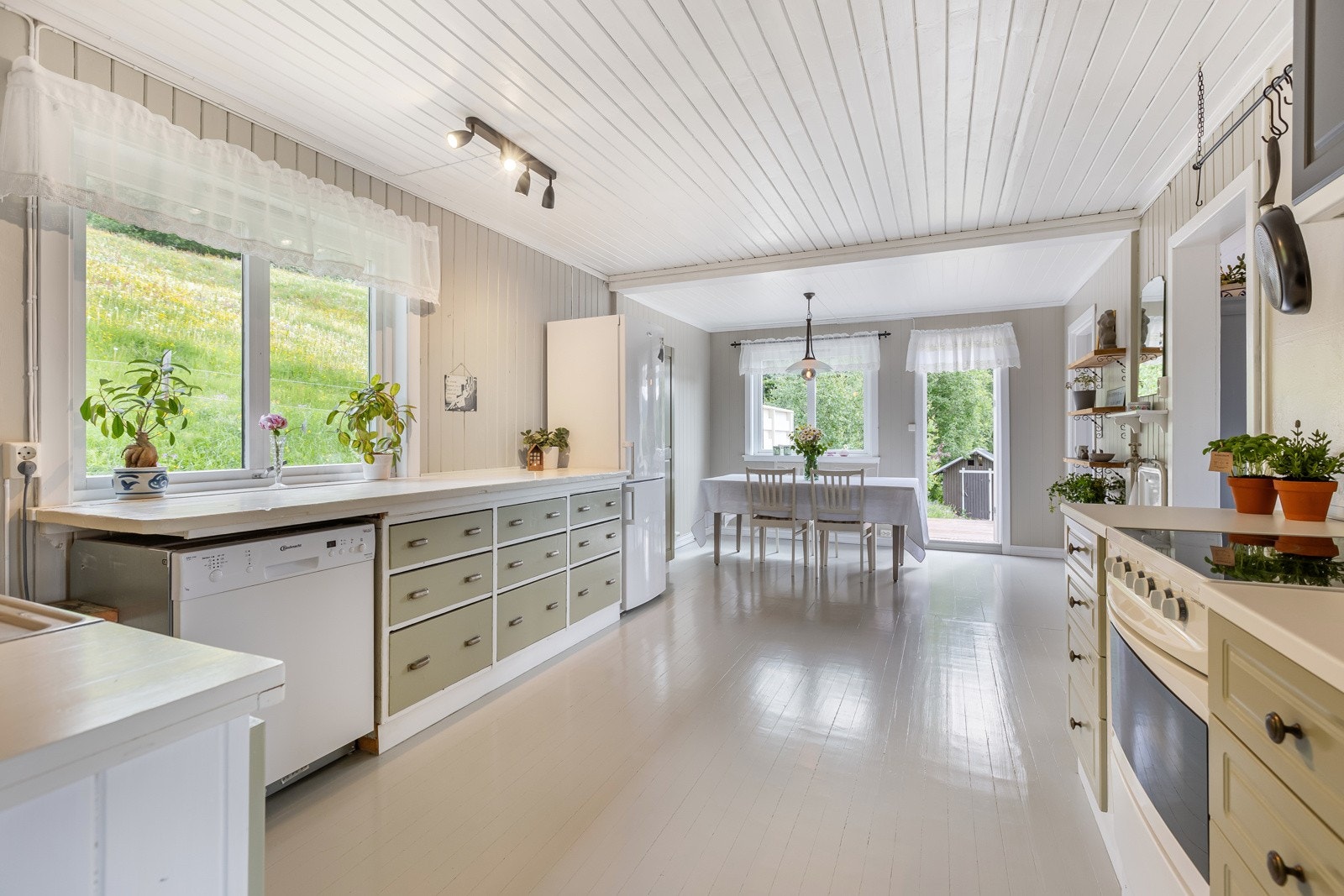 Fra kjøkkenet er det utgang til en romslig veranda Galleribilde