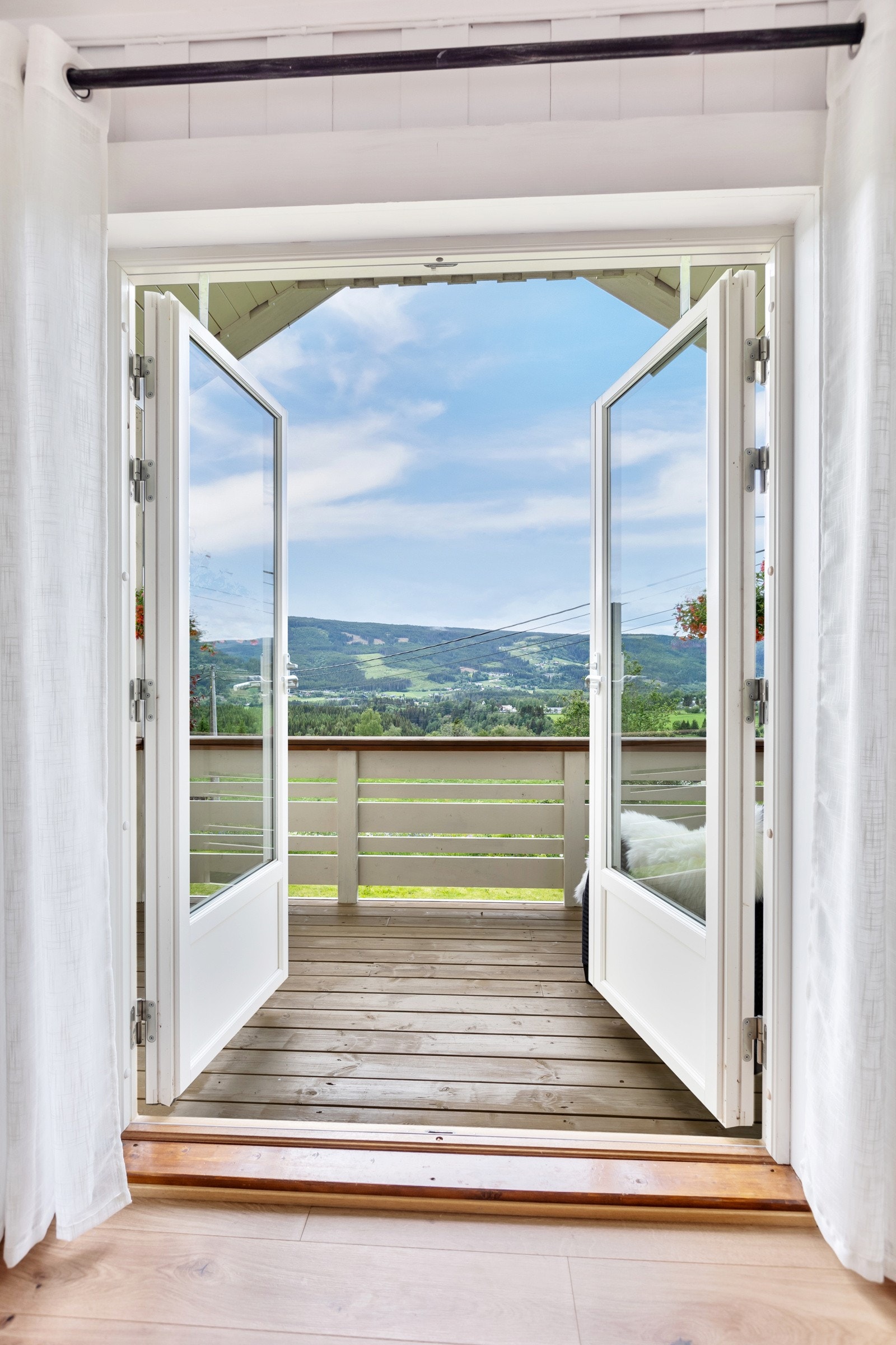 To-fløyet dør fra stue til veranda Galleribilde