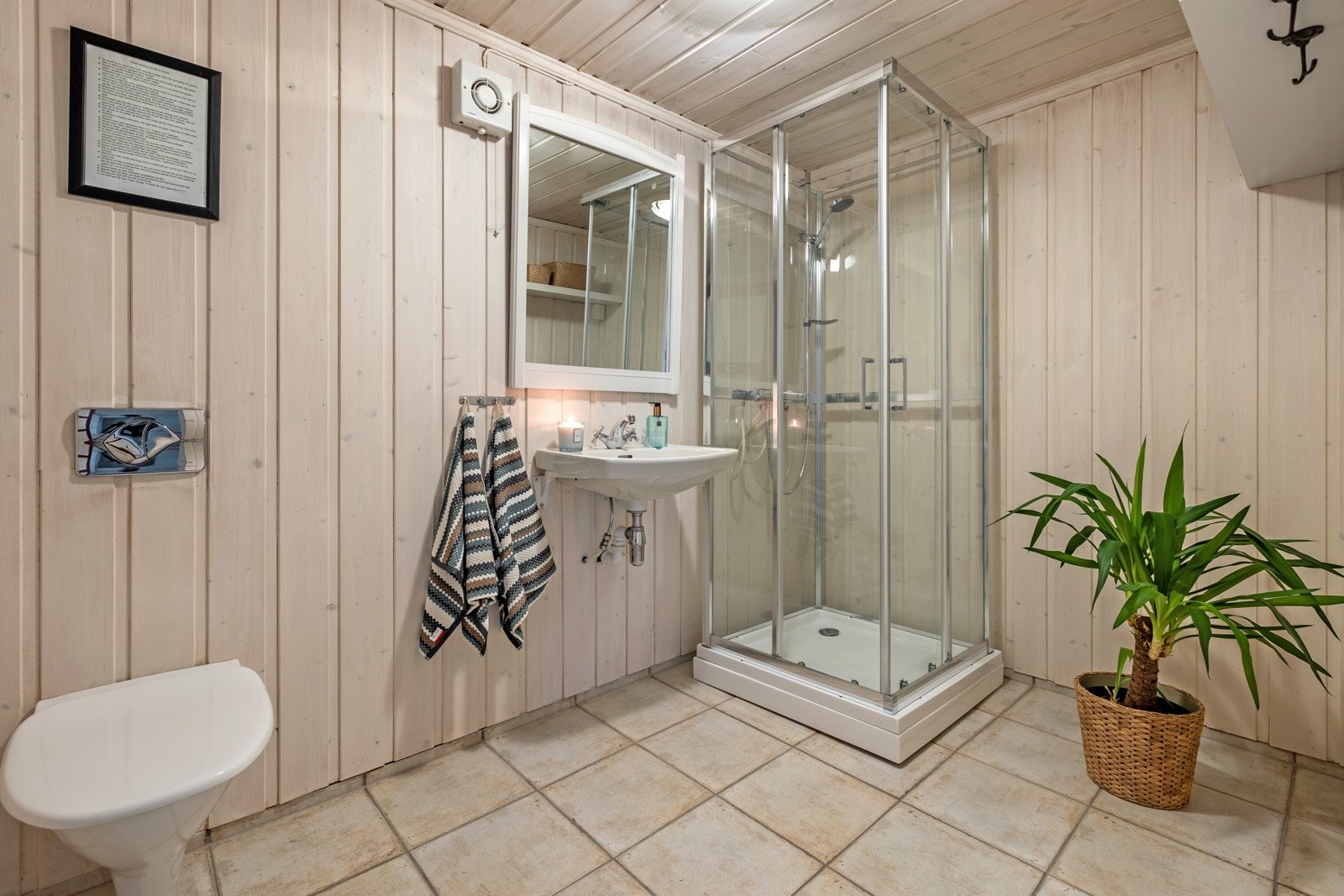 Romslig baderom i underetasjen Galleribilde