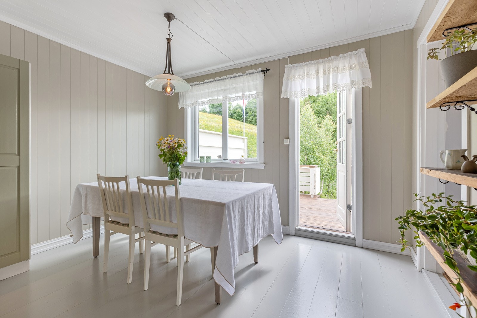 Plass til spisebord også på kjøkkenet Galleribilde