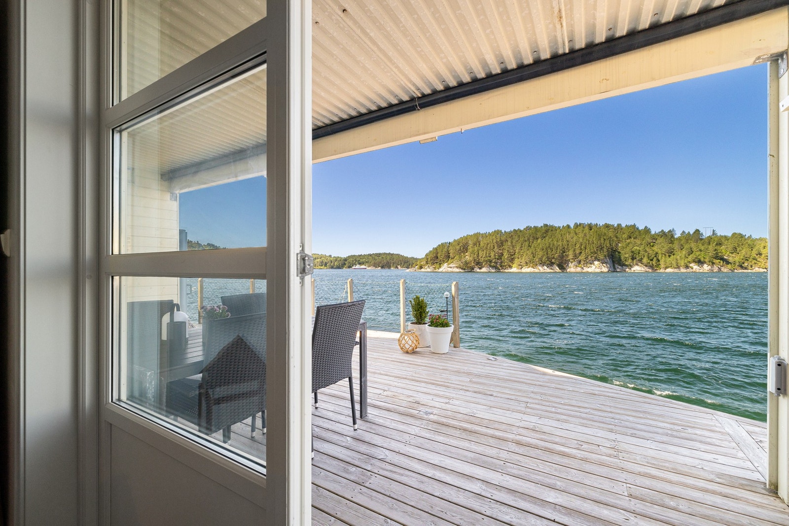 Det er utgang fra kjellerstuen til vestvendt markterrasse på ca. 50 m2. Galleribilde