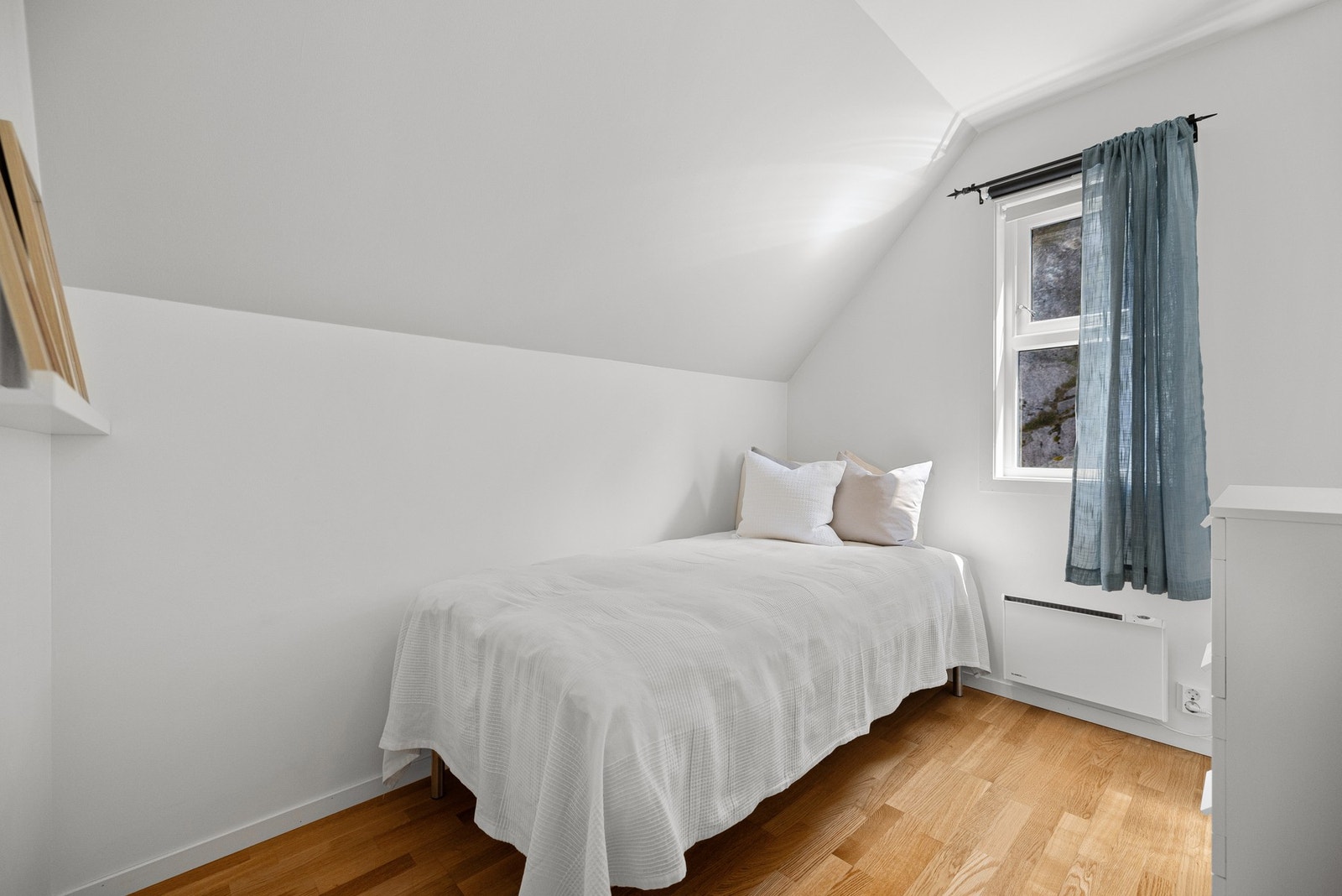 Det siste rommet er også romslig, med plass til både seng og kommode. Galleribilde