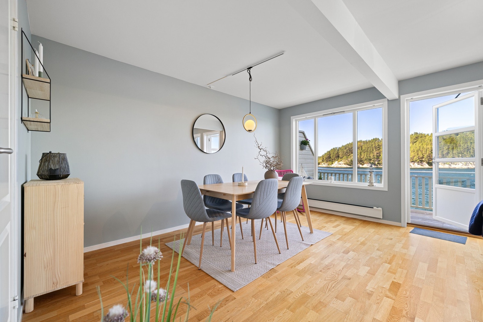 Stuen er lys og luftig, med store vindusflater som tilfører rikelig naturlig belysning! Galleribilde