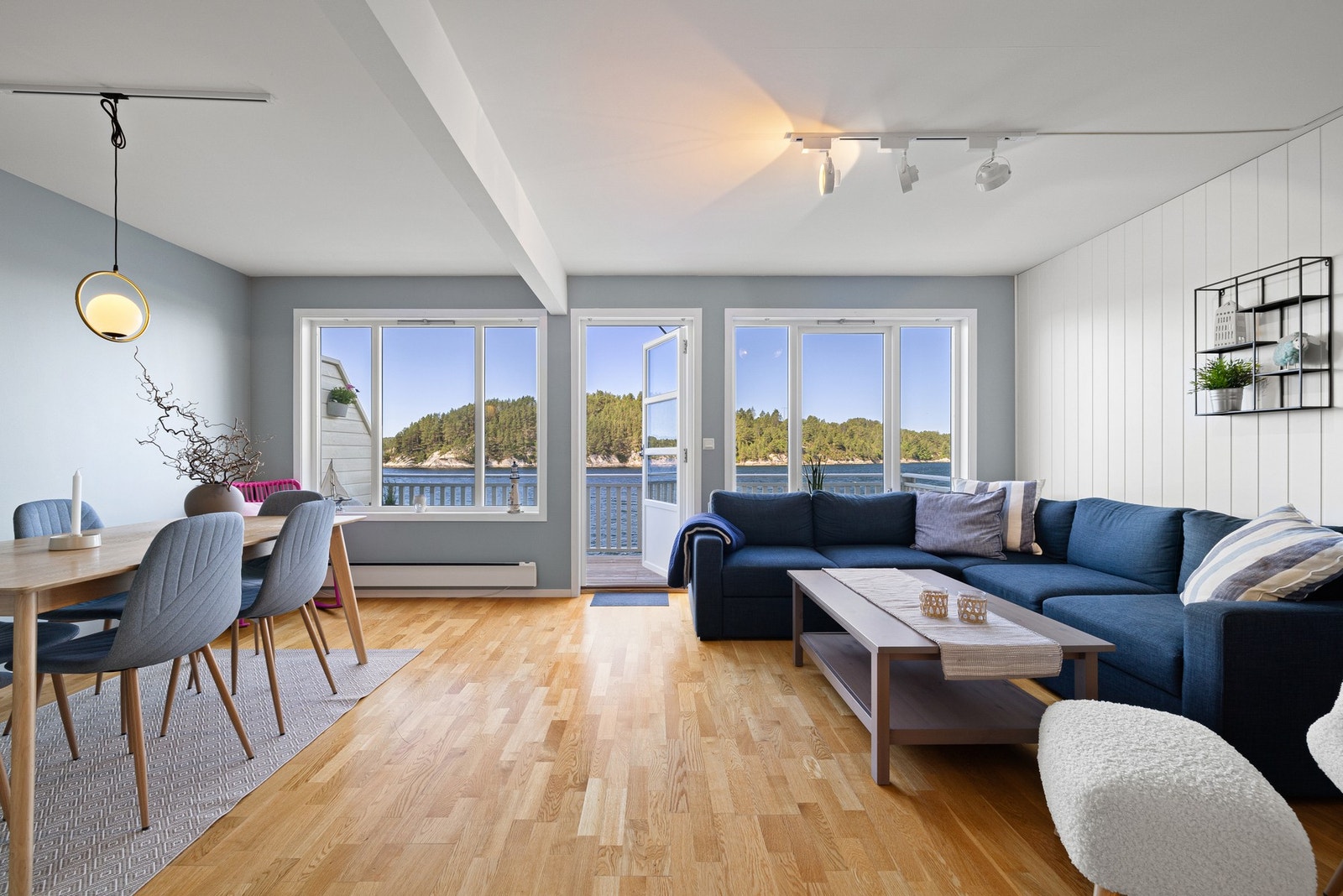 Rommet er av god størrelse, med god plass til å innrede med både sitte- og spisegruppe. Galleribilde