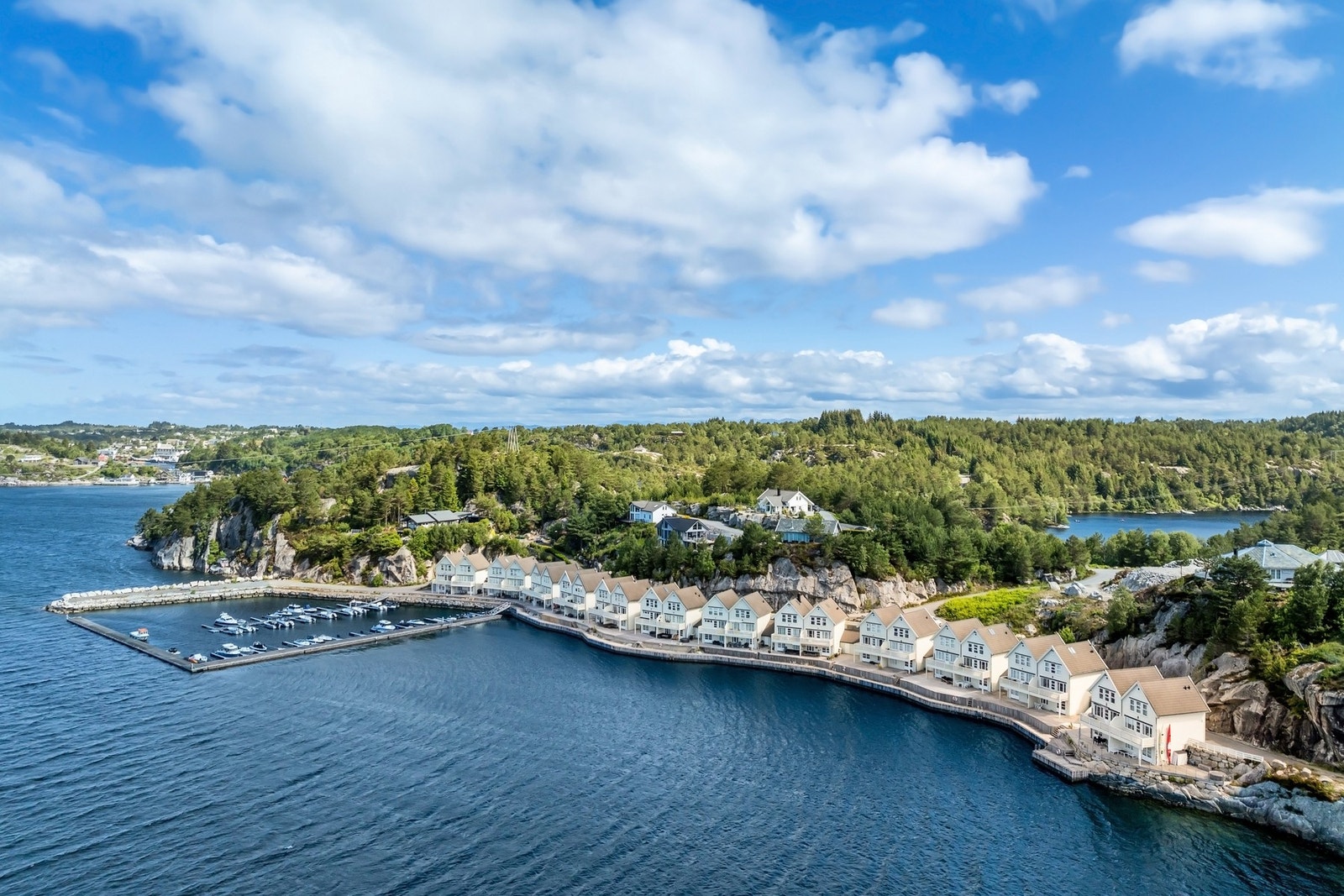 Like i nærheten finner du "Fiskavatnet". Fiskavatnet er en svært attraktiv destinasjon blant både fastboende og turister for å bade eller padle kajakk. Galleribilde