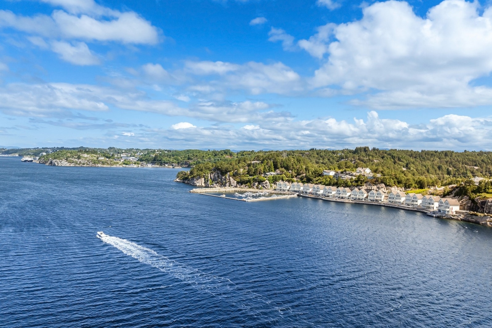 Herfra er det knappe 5min til Storebø, med bl.a. Sentrumsbygg m/butikker og treningssenter, Storebøportalen m/butikker, apotek og helsesenter, badestrand i Gråsiddalen og kafé/restaurant v/Casa Mia i Prestegarden. Galleribilde