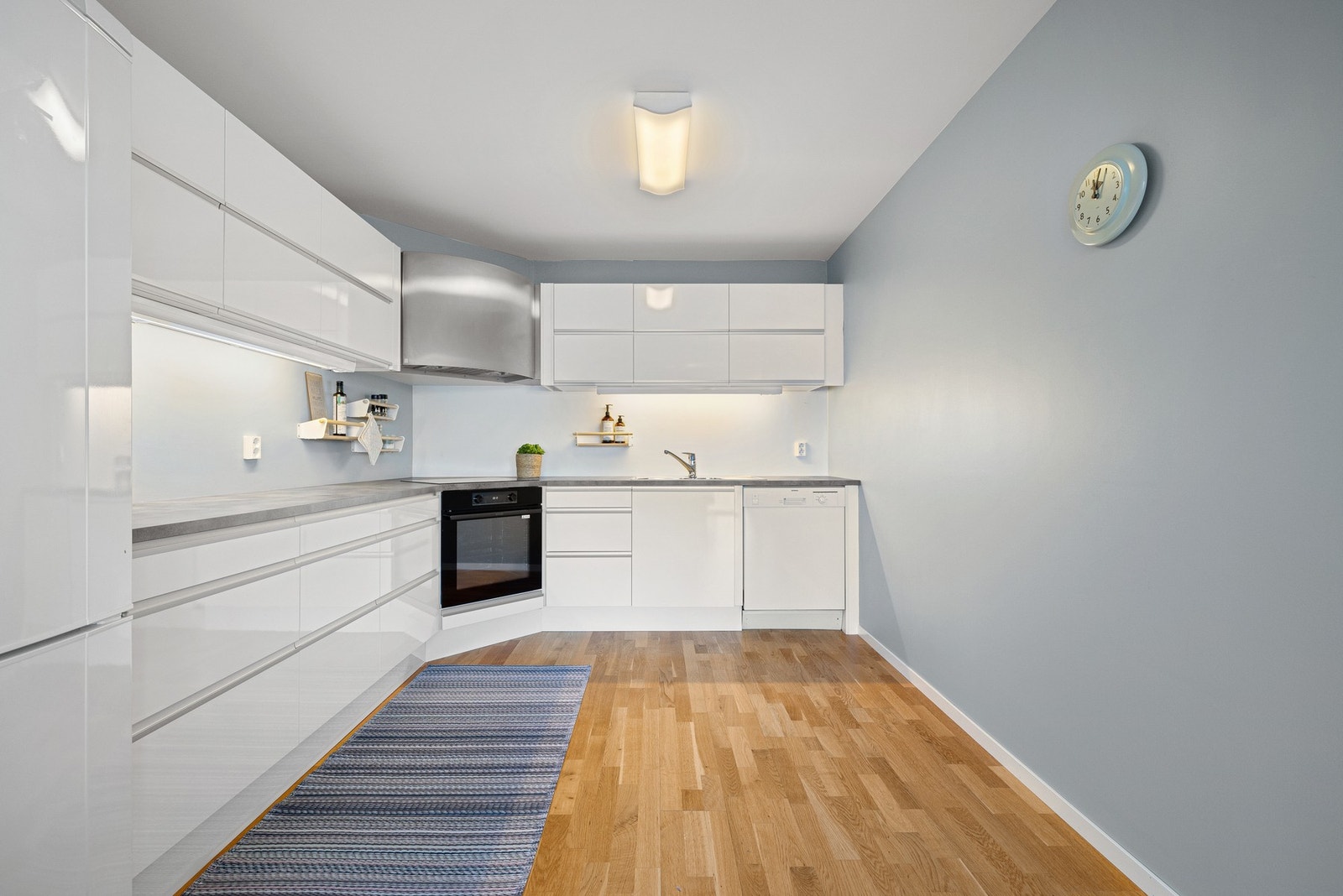 Kjøkkeninnredningen har lyse, slette fronter, benkeplate av laminat, nedfelt oppvaskkum med ett-greps kjøkkenarmatur og vegghengt ventilator. Galleribilde