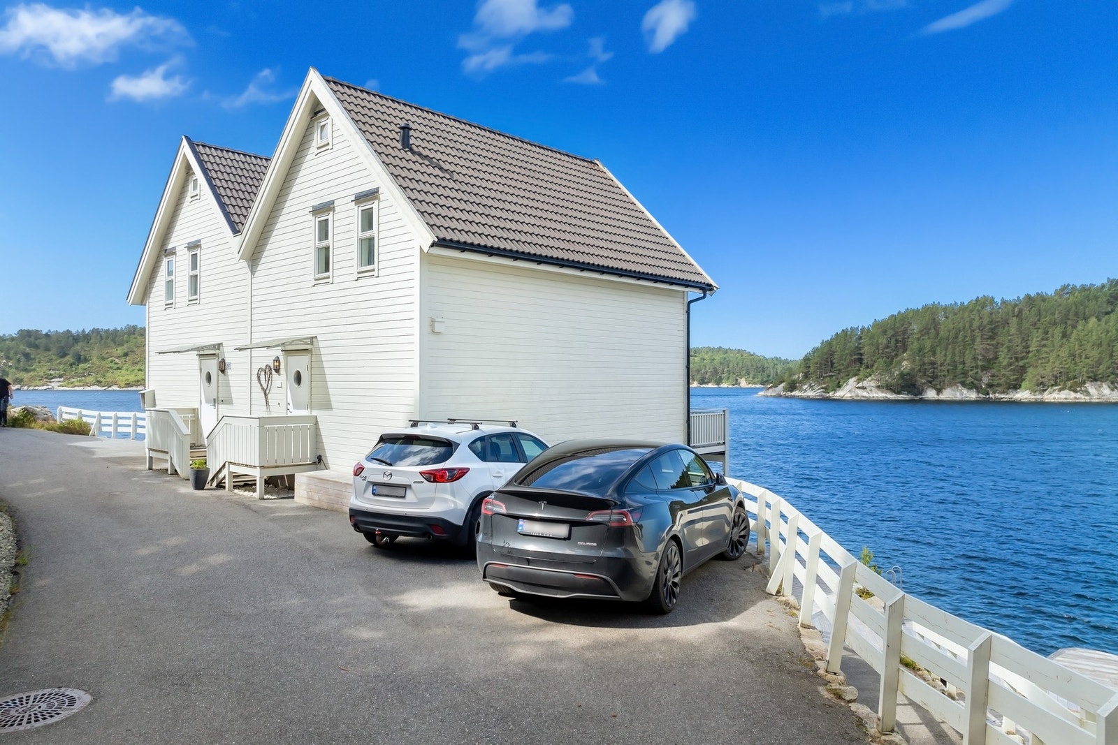 Rorbuen har en tilhørende parkeringsplass ved bygget. Galleribilde
