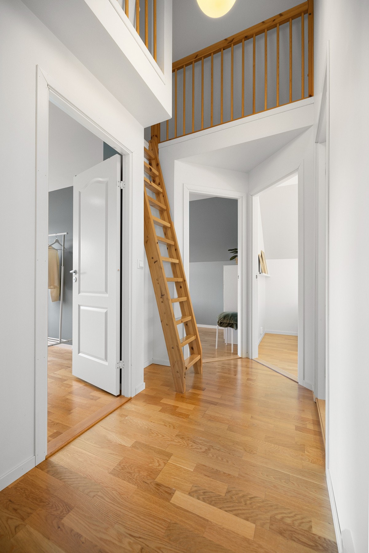 Fra gangen er det tilkomst til romslig og praktisk hems, med plass til å innlosjere gjester! Galleribilde