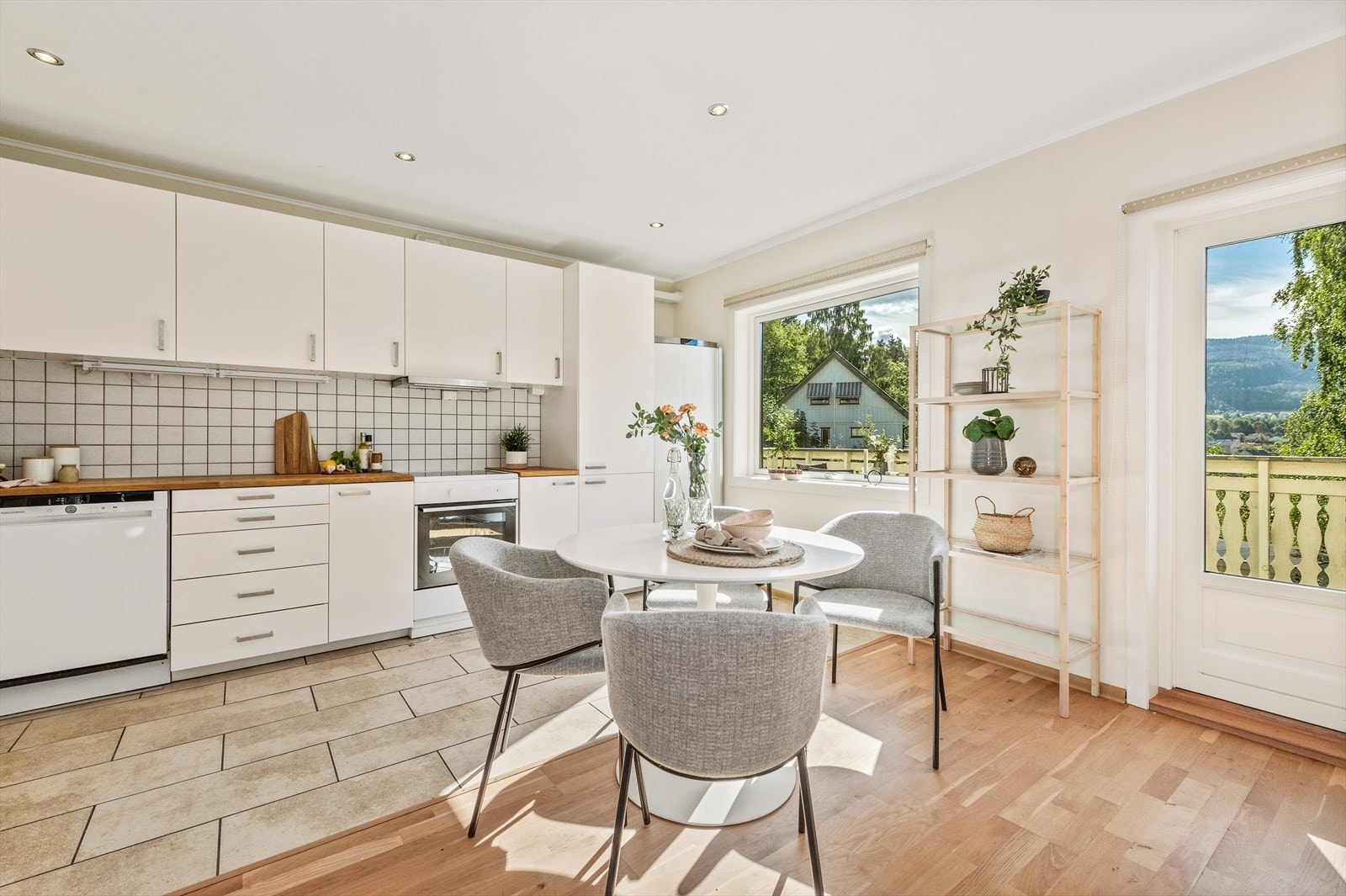 Fra kjøkkenet har du utgang til verandaen Galleribilde