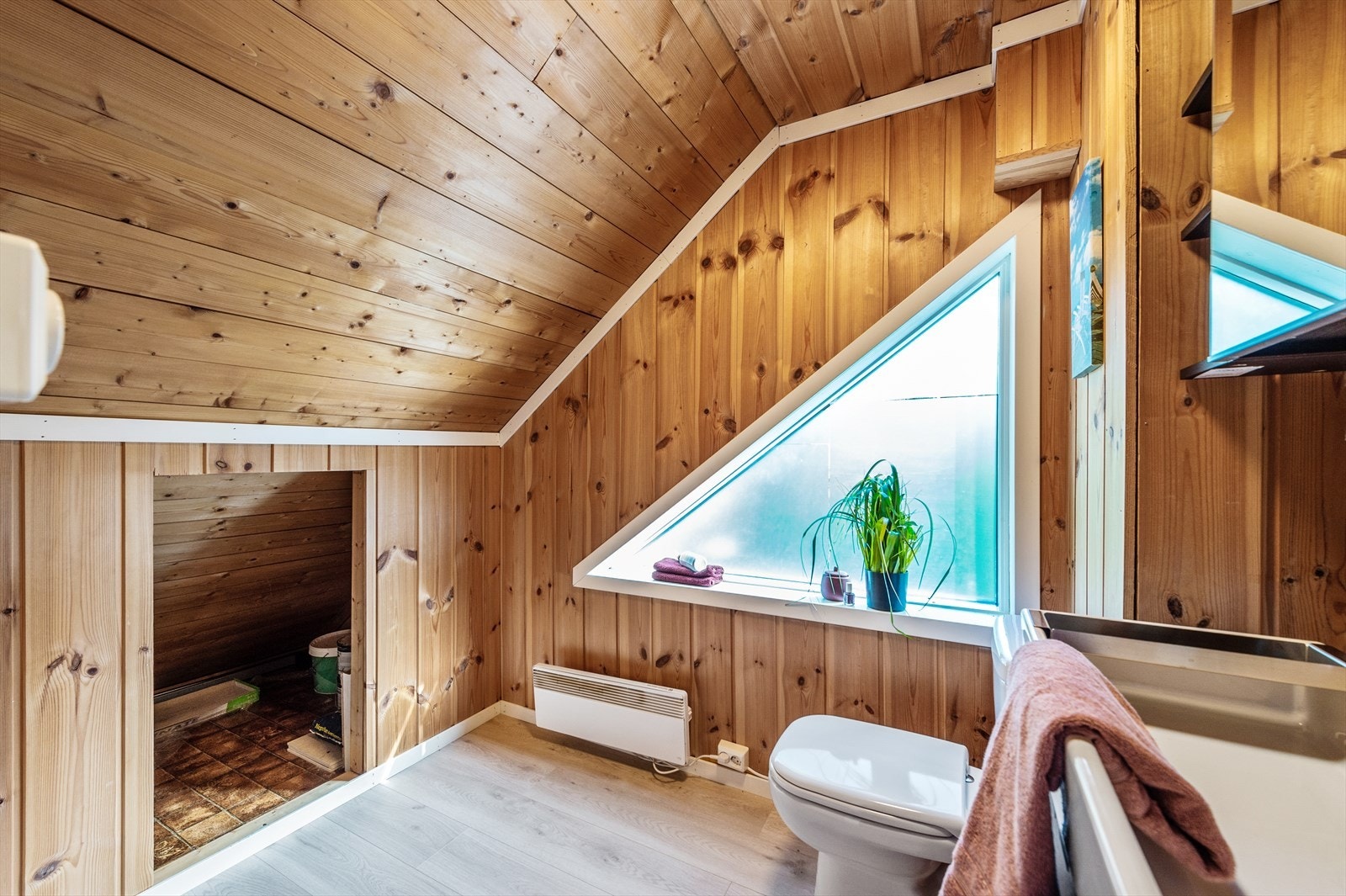 Bad i andre etasje innredet med toalett og servant Galleribilde