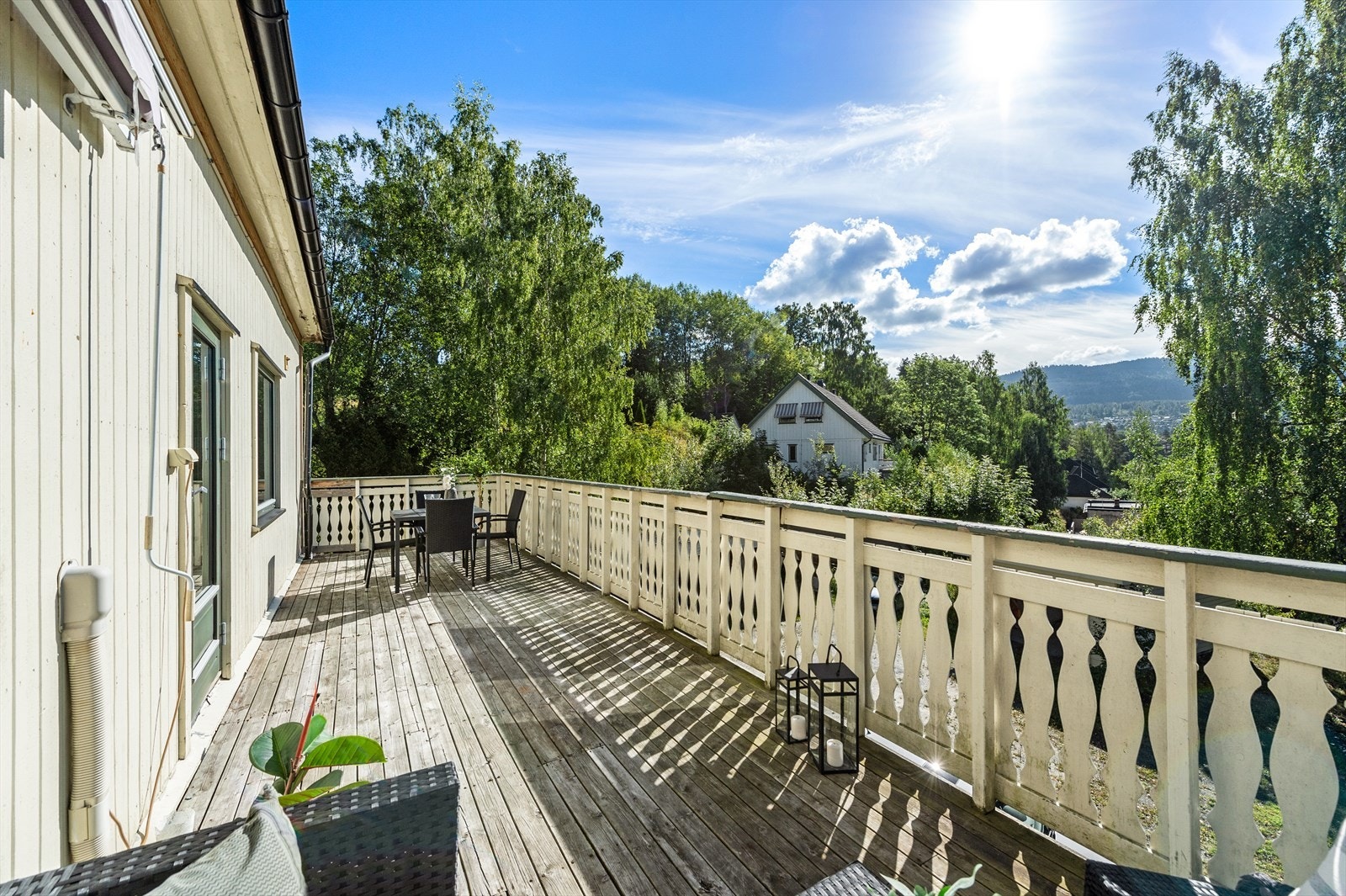 Koselig veranda med gode solforhold Galleribilde