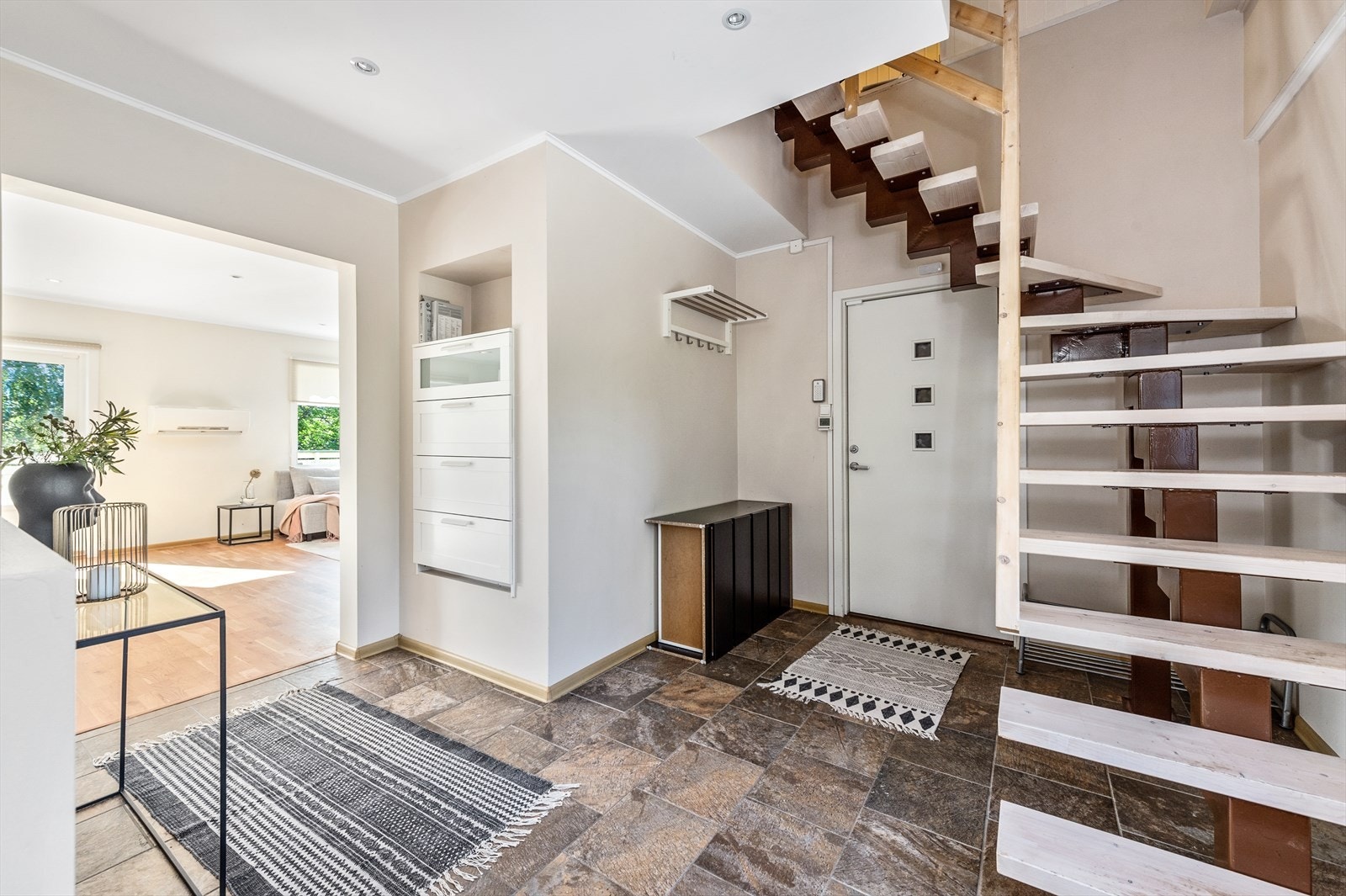 Flott entre med adkomst til tredje etasje Galleribilde