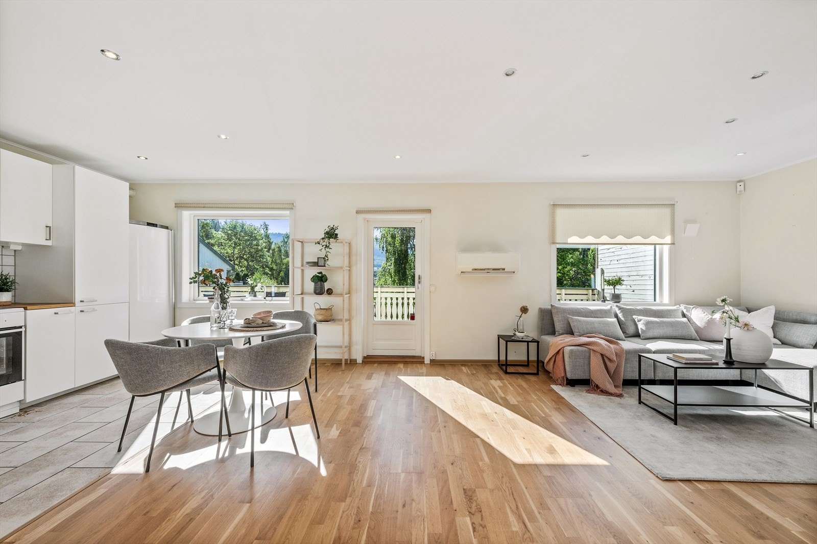 Store vindusflater som gir fint naturlig lys i rommet Galleribilde