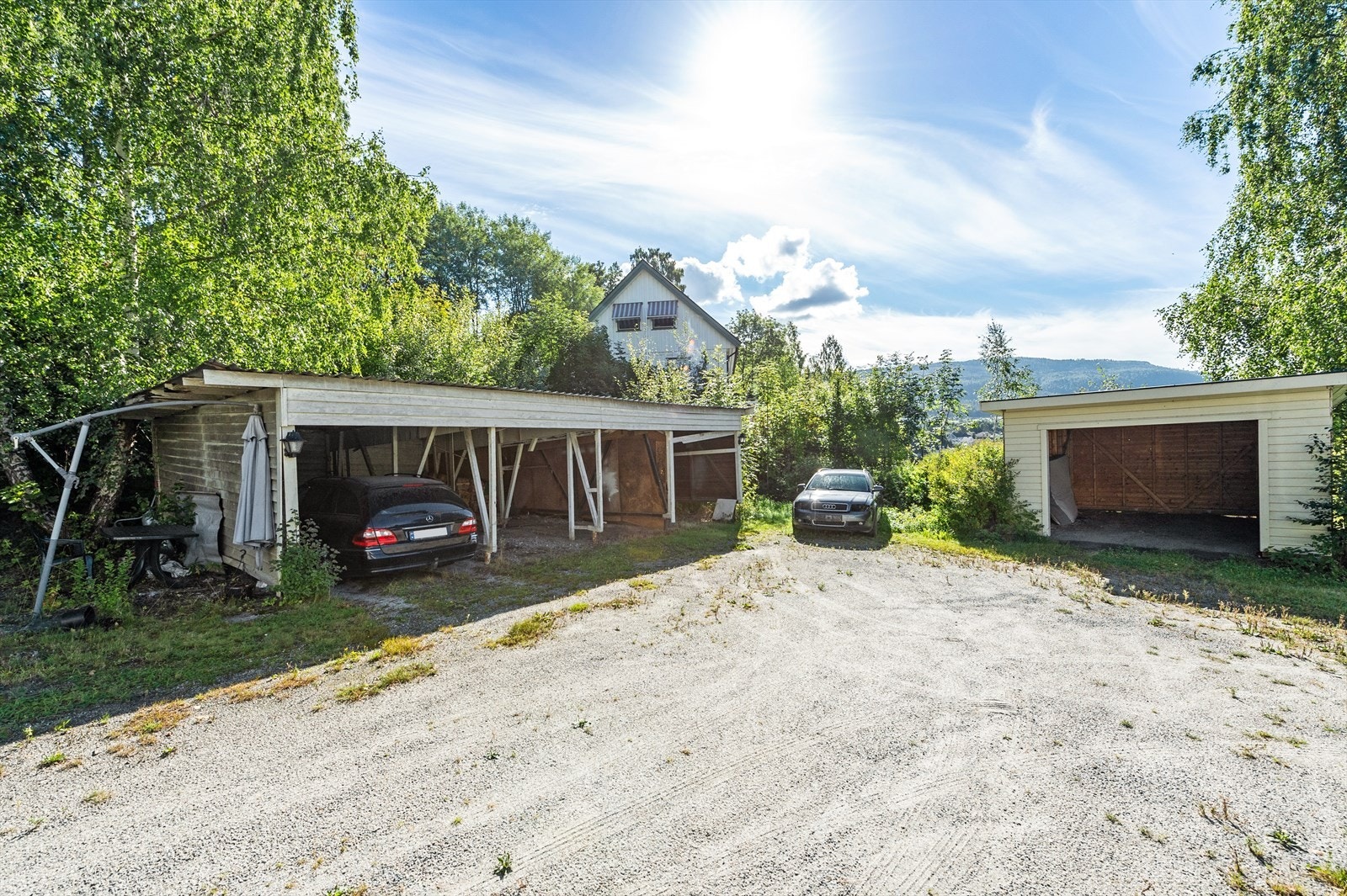 Leiligheten disponerer egen garasjeplass (enkelt garasjen) Galleribilde