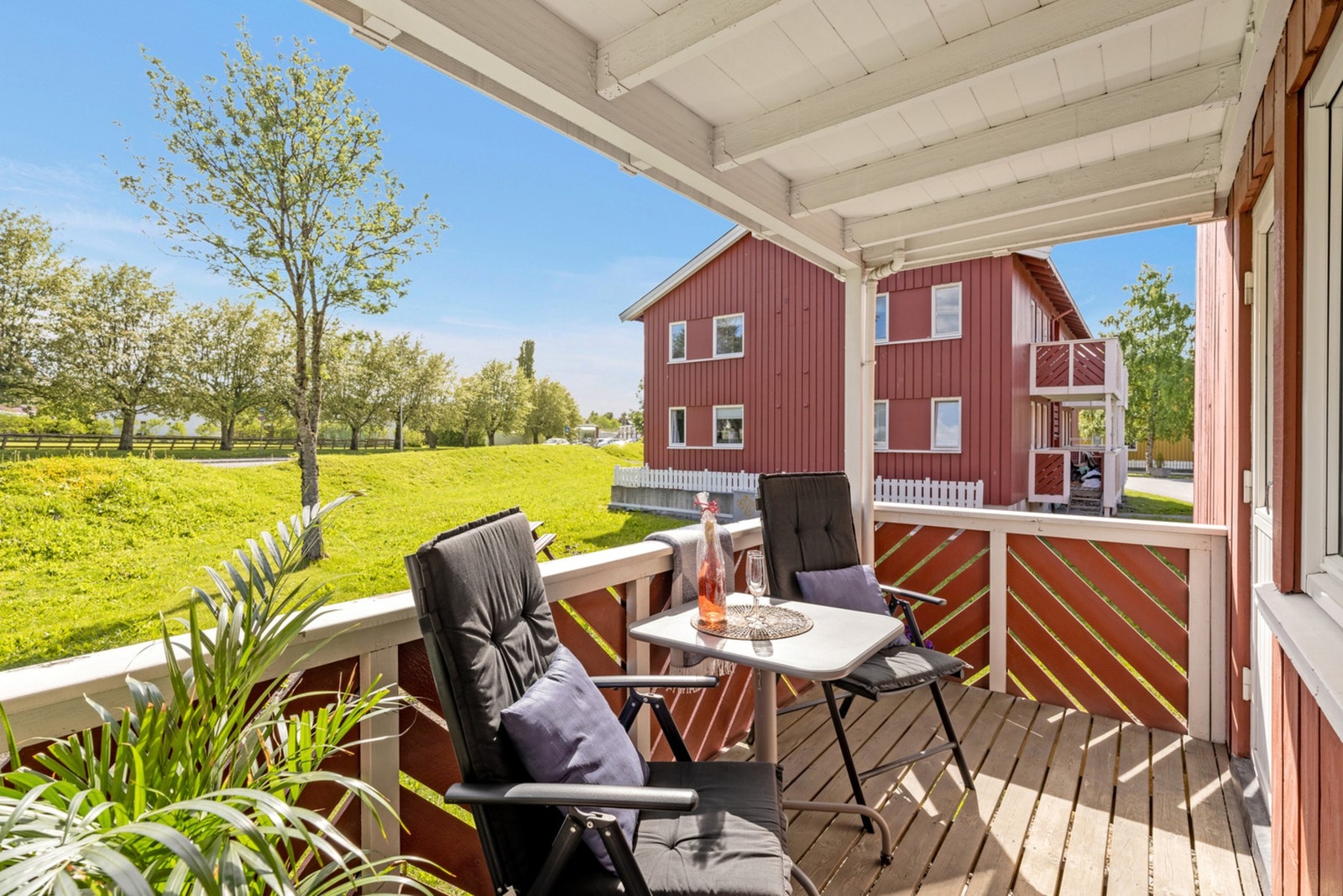 Fra stuen har man utgang til den solrike balkongen. Galleribilde