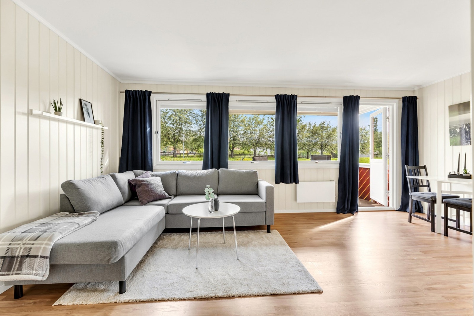 Stor, åpen og lys stue på 19 m² med god planløsning som gjør den enkel å innrede med ønsket møblement. Galleribilde