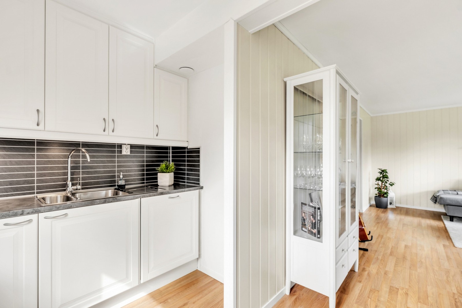 Kjøkkenet har godt med skap- og benkeplass. Galleribilde