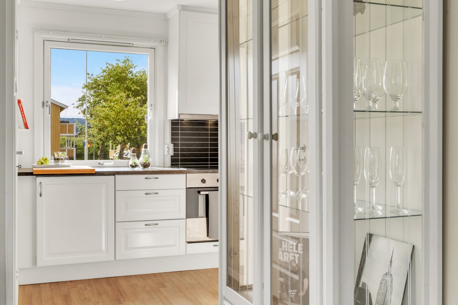 Kjøkkenet er adskilt fra stuen som gir boligen flere gode soner. Galleribilde