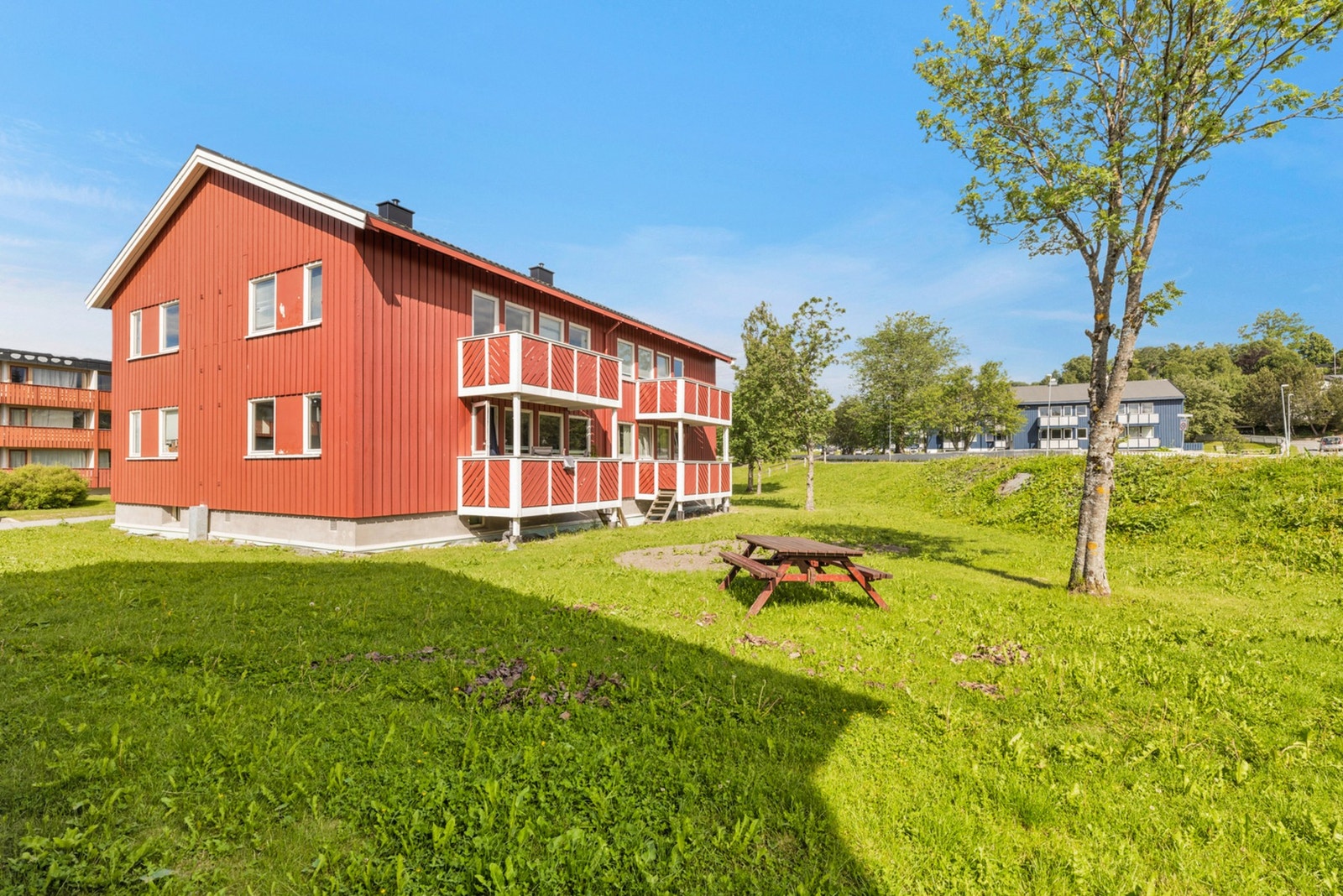 Fra balkongen er det direkte utgang til felles grøntareal. Plenen vedlikeholdes av egen vaktmester. Galleribilde