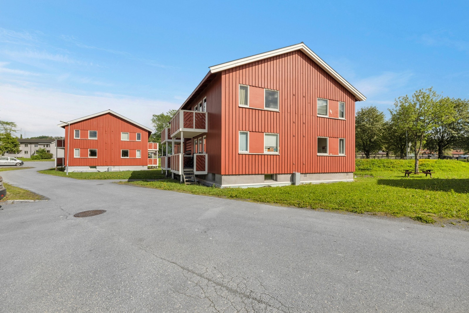 Fra boligen er det kort veg til kollektiv trafikk, dagligvare og skole. Galleribilde