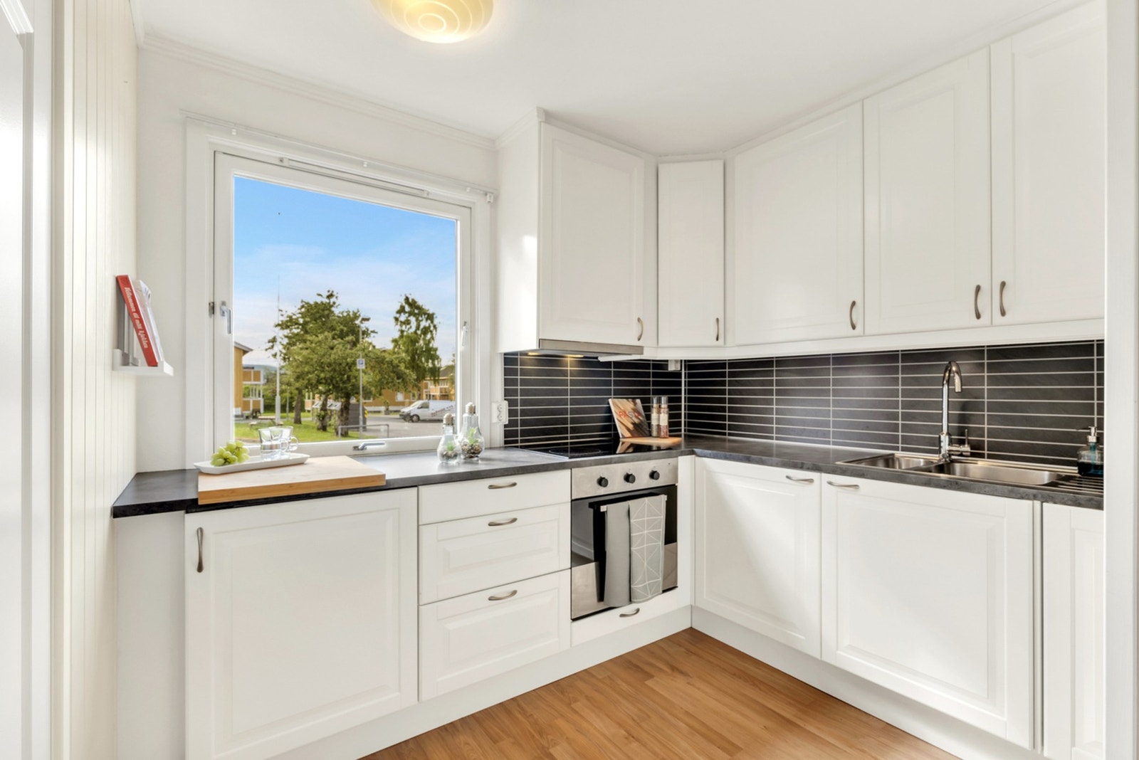 Pent kjøkken med laminat utførelse. Kjøkkenet har fått TG1 av takstmann. Galleribilde