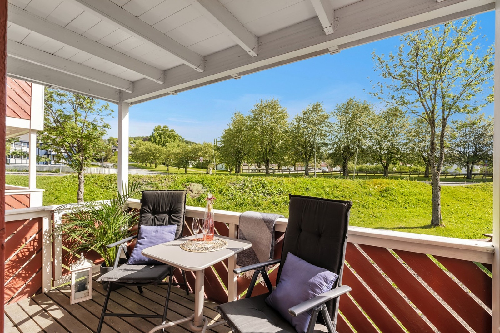 Balkongen måler 6 m² som god plass til ønsket utemøblement. Galleribilde