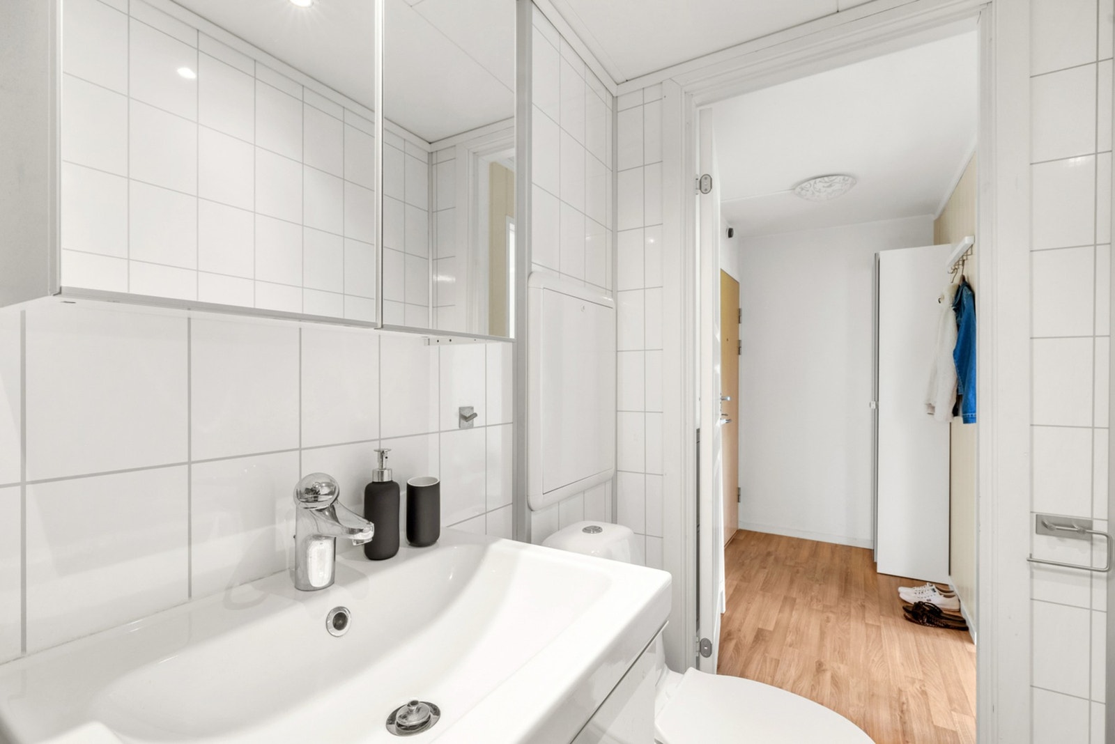 Badet er innredet med dusjkabinett, wc og servant. Galleribilde