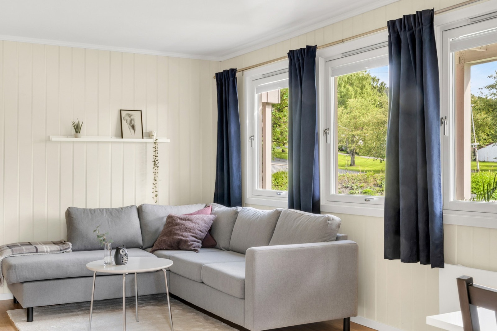 De store vindusflatene bidrar godt til naturlig lysinnslipp. Galleribilde