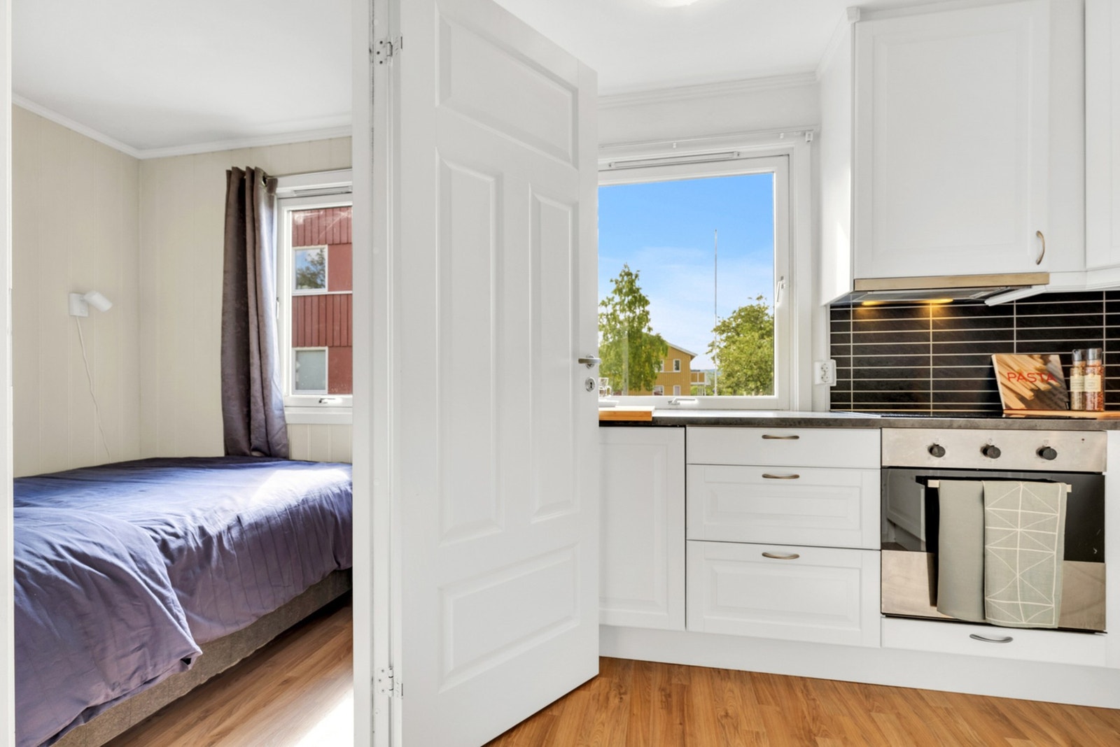 Boligens soverom har inngang fra kjøkkenet. Galleribilde