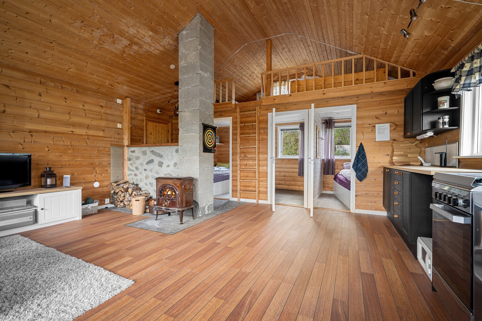 Hytta består av stue/kjøkken, 2 soverom, bad, toalettrom og hems Galleribilde