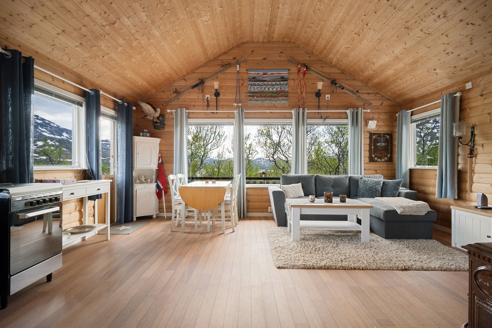 God takhøyde og store vindusflater i stuen Galleribilde