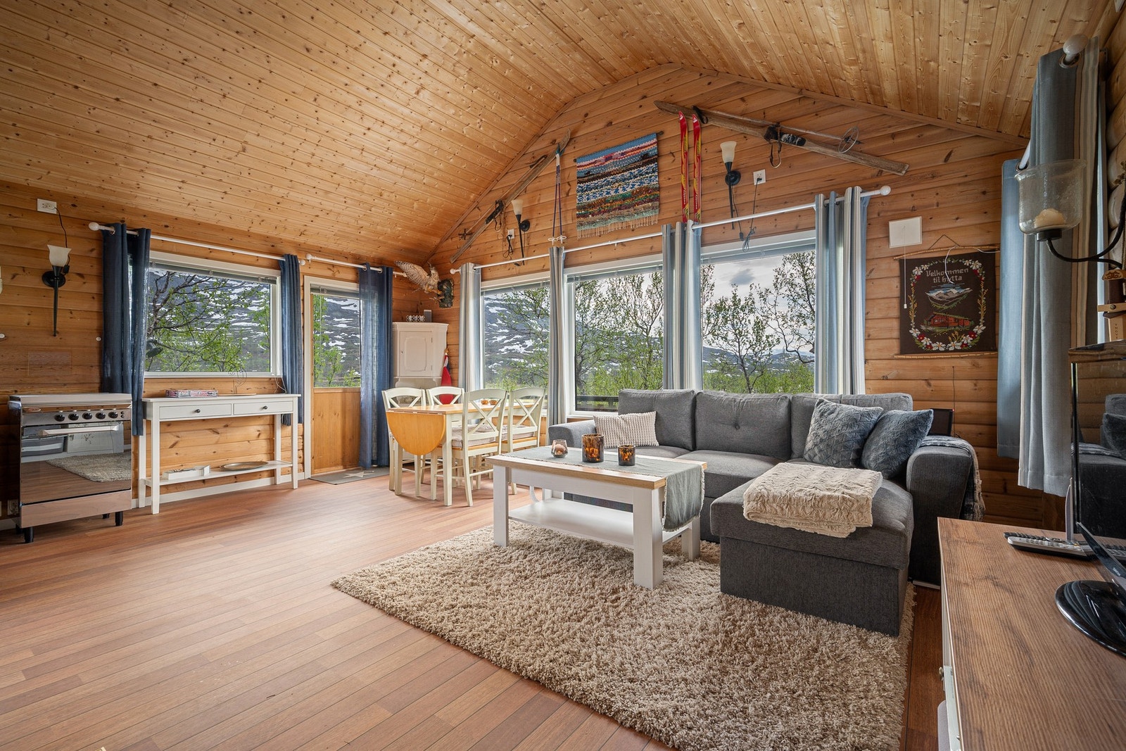 Stuen byr plass til både sofagruppe og spisestue Galleribilde