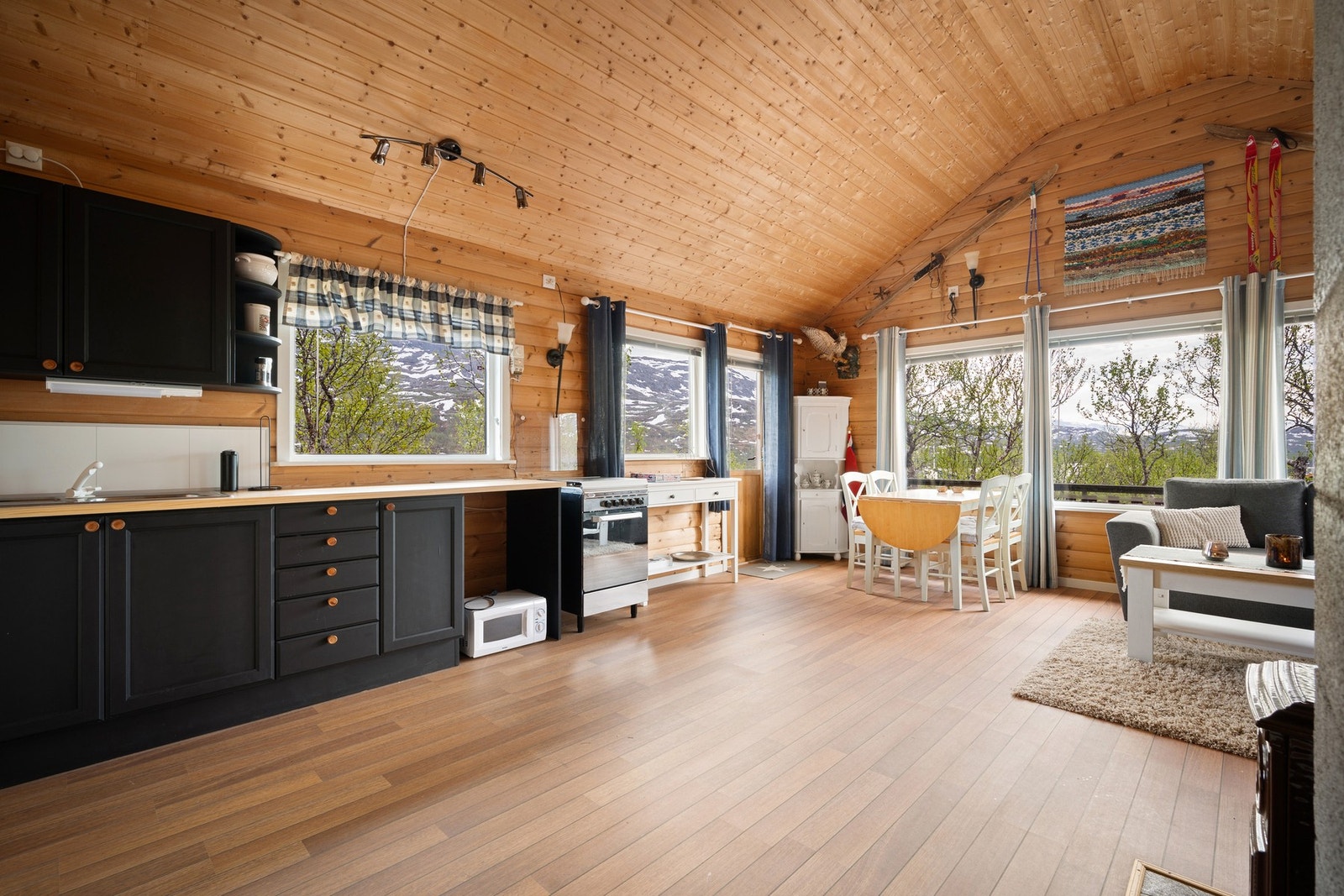 Fra stuen er det utgang til veranda Galleribilde