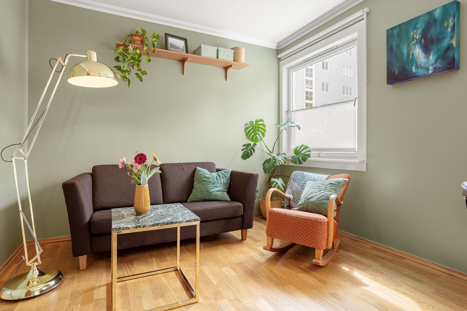 Stuen har store vinduer som slipper inn godt med naturlig lys, hvor det er montert plisse-gardiner. Galleribilde