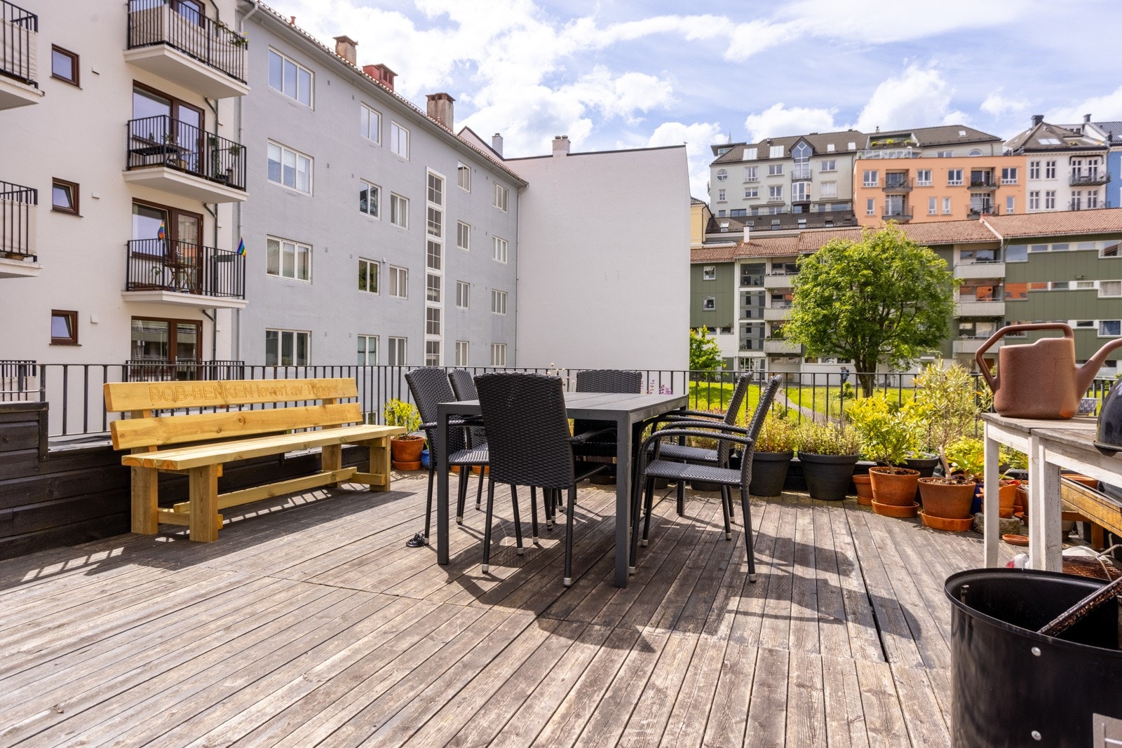 Fellestakterrasse som kan nytes på solrike dager! Galleribilde