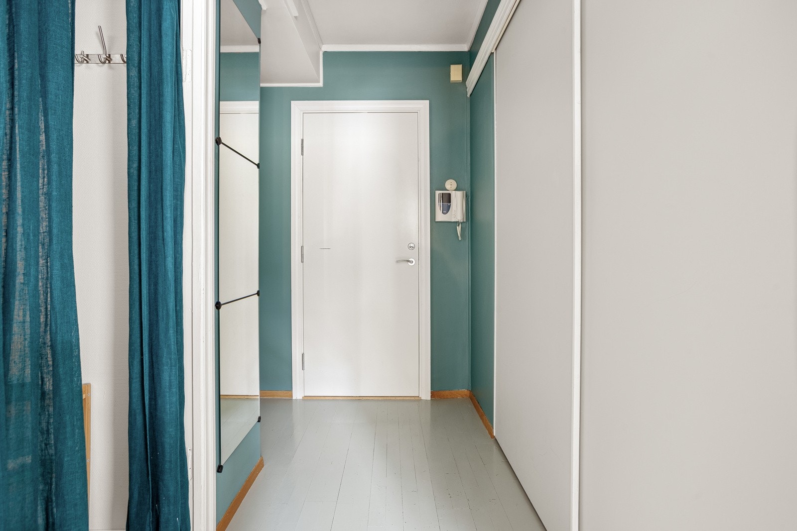 Velkommen inn! Det første som møter deg, er en lys og fin entré med 1-stavs malt tregulv. Galleribilde