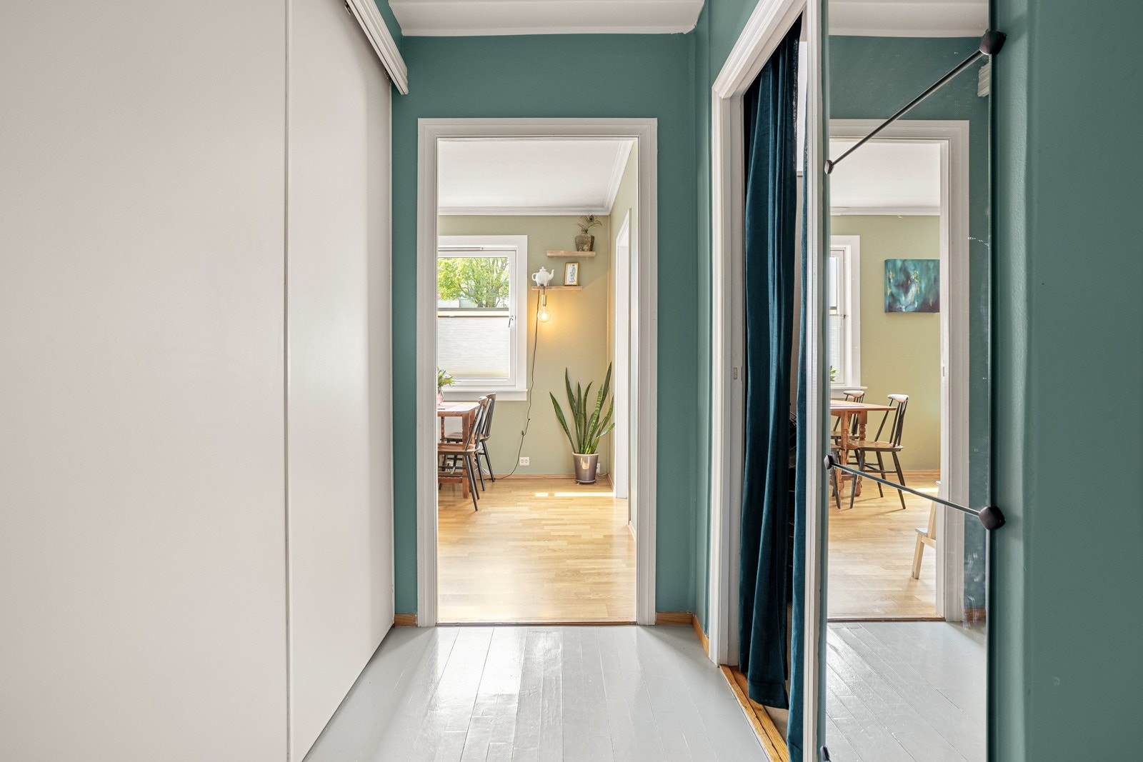 Entréen har god plass til å henge fra seg ytterjakke og rydde på plass sko. Her er det også en stor skyvedørsgarderobe. Galleribilde