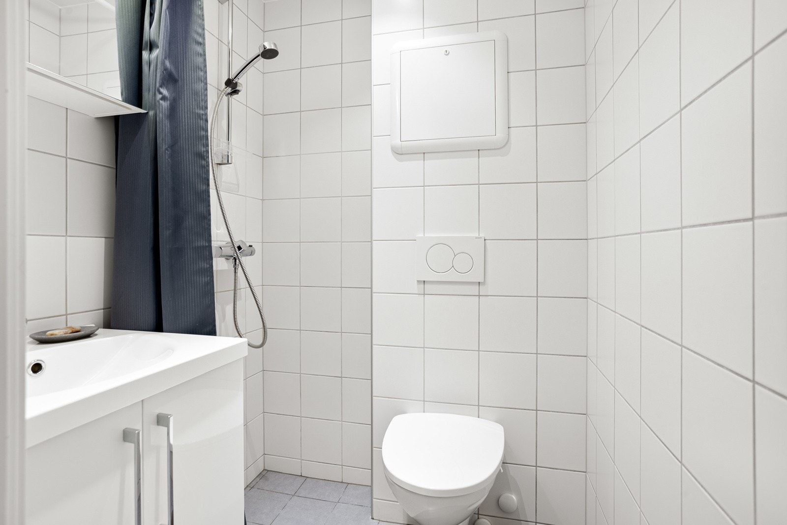 Badet har adkomst fra gangen og er helfliset med takplater i himling. Galleribilde