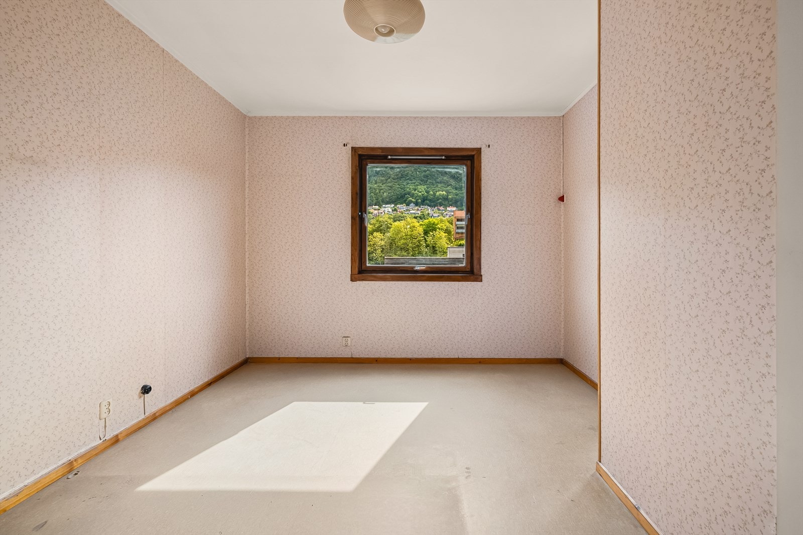 Stort soverom på 13 kvm, med god plass til en stor dobbeltseng, nattbord og ønsket møblement. Galleribilde