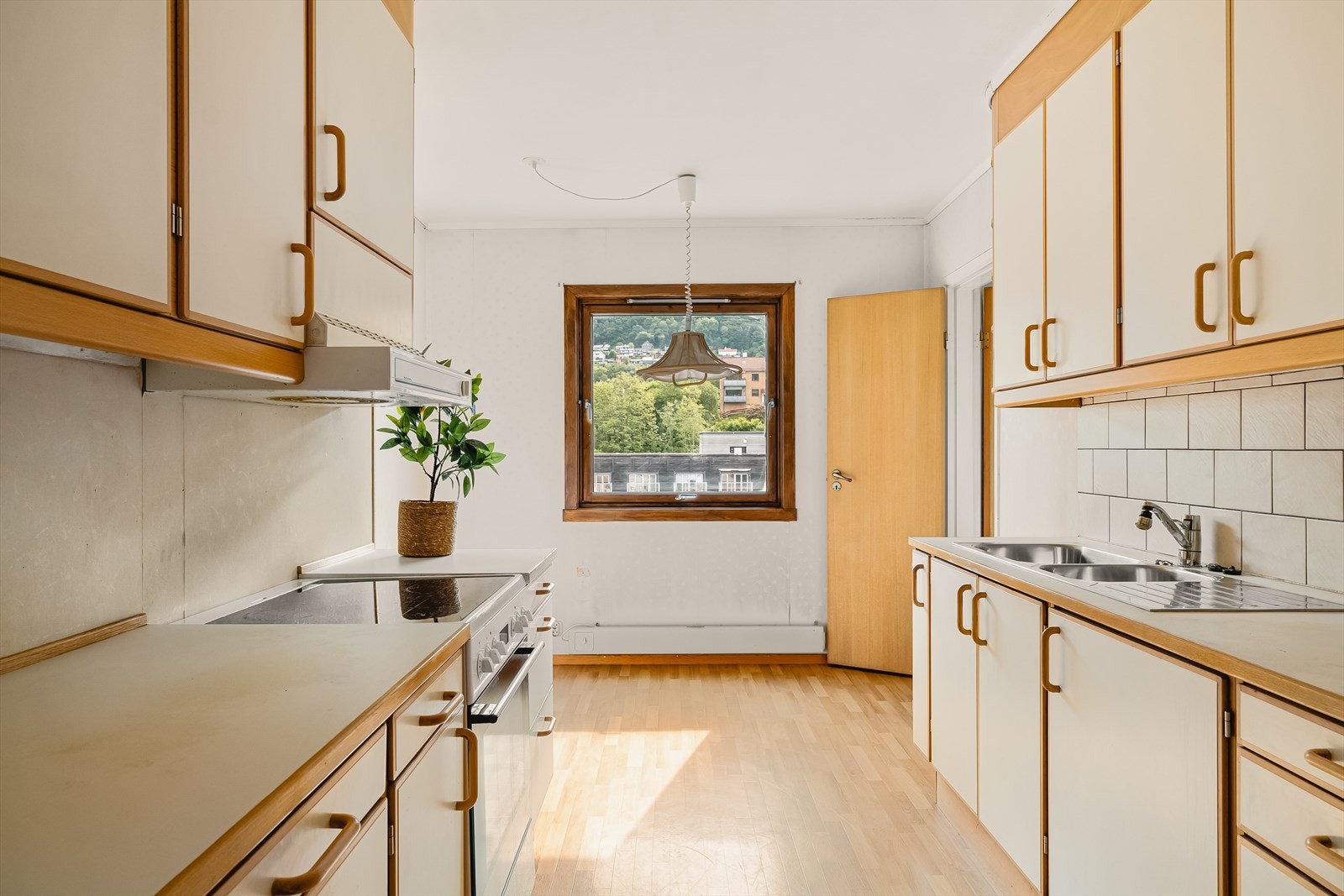 Romslig kjøkken som er modent for oppgradering. Galleribilde